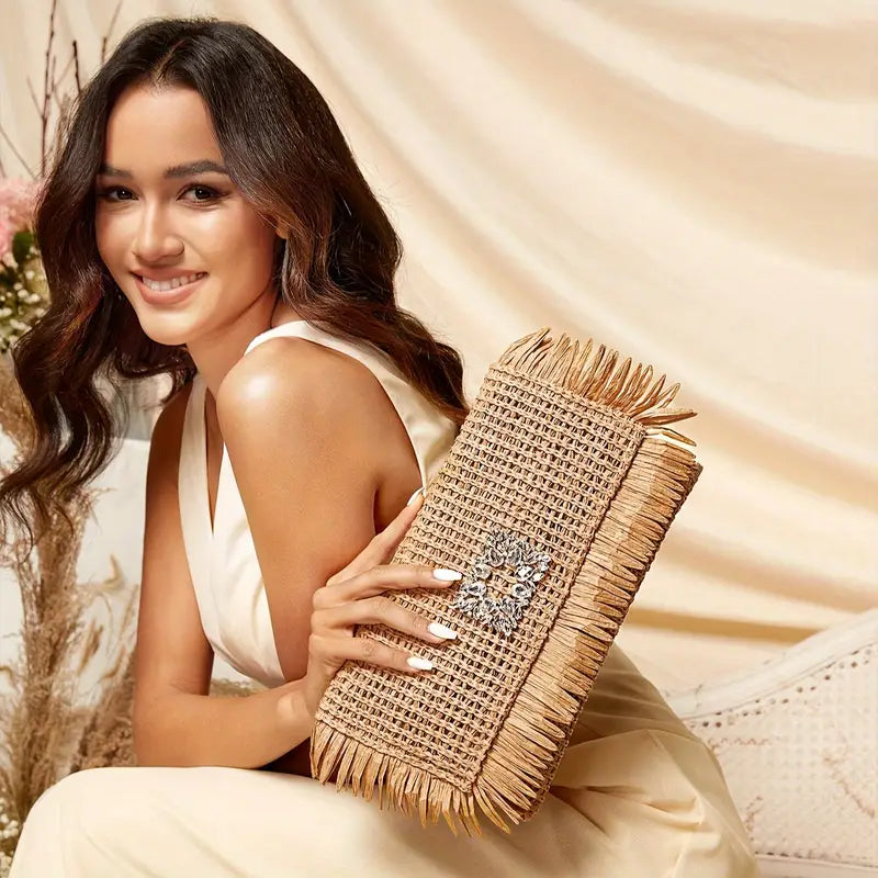 Crystal Fringe Straw Clutch – Sparkling Rhinestone Details on Boho-Inspired Evening Bag
