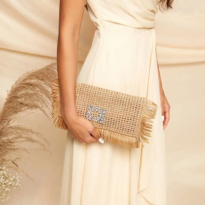 Crystal Fringe Straw Clutch – Sparkling Rhinestone Details on Boho-Inspired Evening Bag
