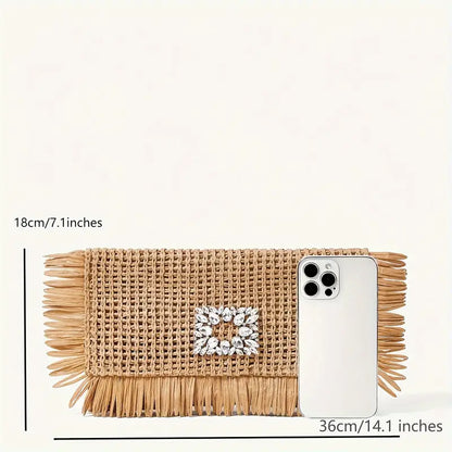 Crystal Fringe Straw Clutch – Sparkling Rhinestone Details on Boho-Inspired Evening Bag