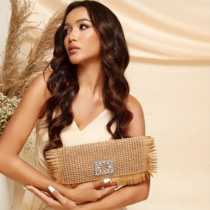Crystal Fringe Straw Clutch – Sparkling Rhinestone Details on Boho-Inspired Evening Bag