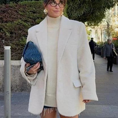 Elegant Lamb Wool Lapel Coat – Warm and Sophisticated Winter Outerwear for Women