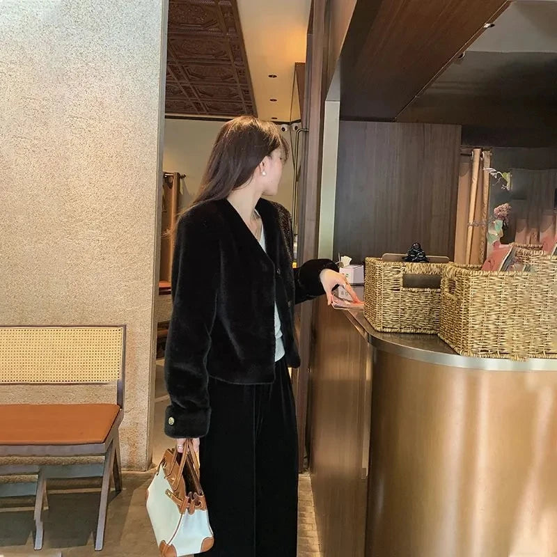 Luxurious Mink Fur Coat – Women’s Elegant and Warm Winter Outerwear