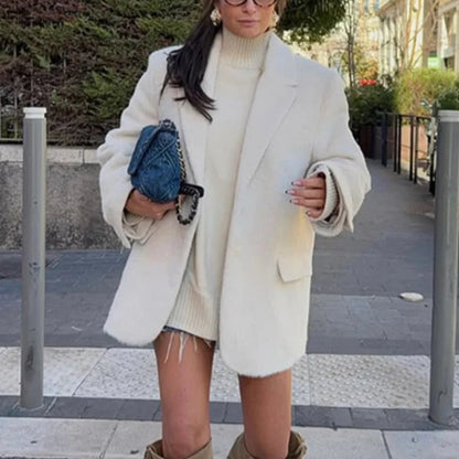 Elegant Lamb Wool Lapel Coat – Warm and Sophisticated Winter Outerwear for Women