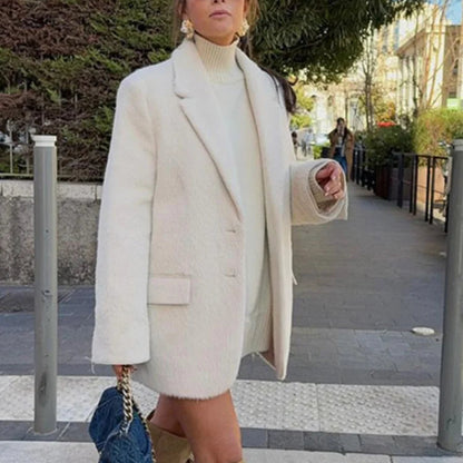 Elegant Lamb Wool Lapel Coat – Warm and Sophisticated Winter Outerwear for Women