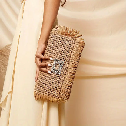 Crystal Fringe Straw Clutch – Sparkling Rhinestone Details on Boho-Inspired Evening Bag