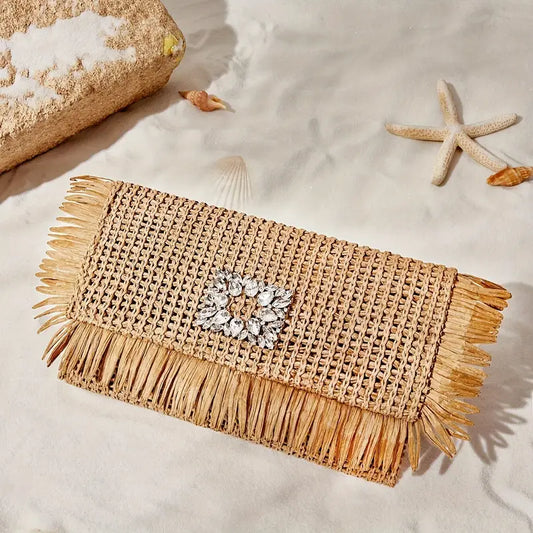 Crystal Fringe Straw Clutch – Sparkling Rhinestone Details on Boho-Inspired Evening Bag