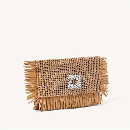 Crystal Fringe Straw Clutch – Sparkling Rhinestone Details on Boho-Inspired Evening Bag